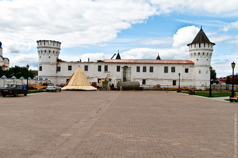 Замена крыши на Гостином дворе Тобольского кремля
